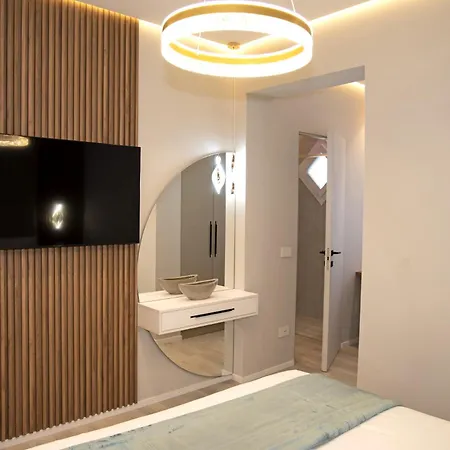 The Three Diamonds - アパート