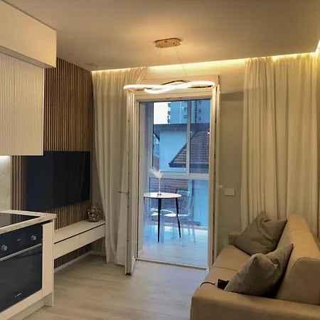 The Three Diamonds - アパート *