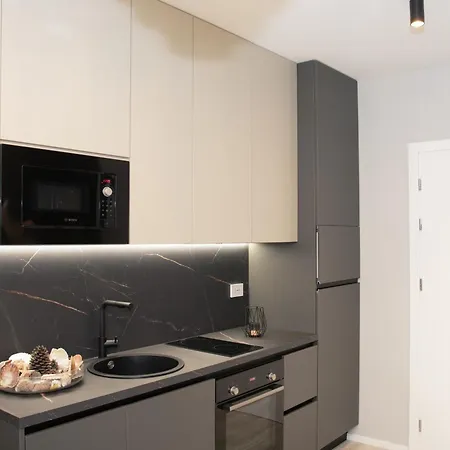 The Three Diamonds - アパート