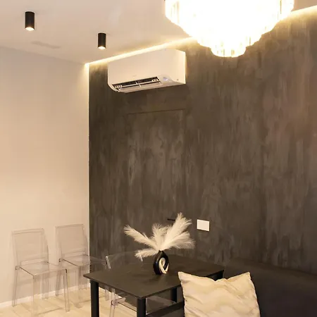 The Three Diamonds - アパート