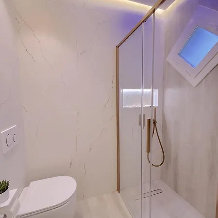 The Three Diamonds - アパート *